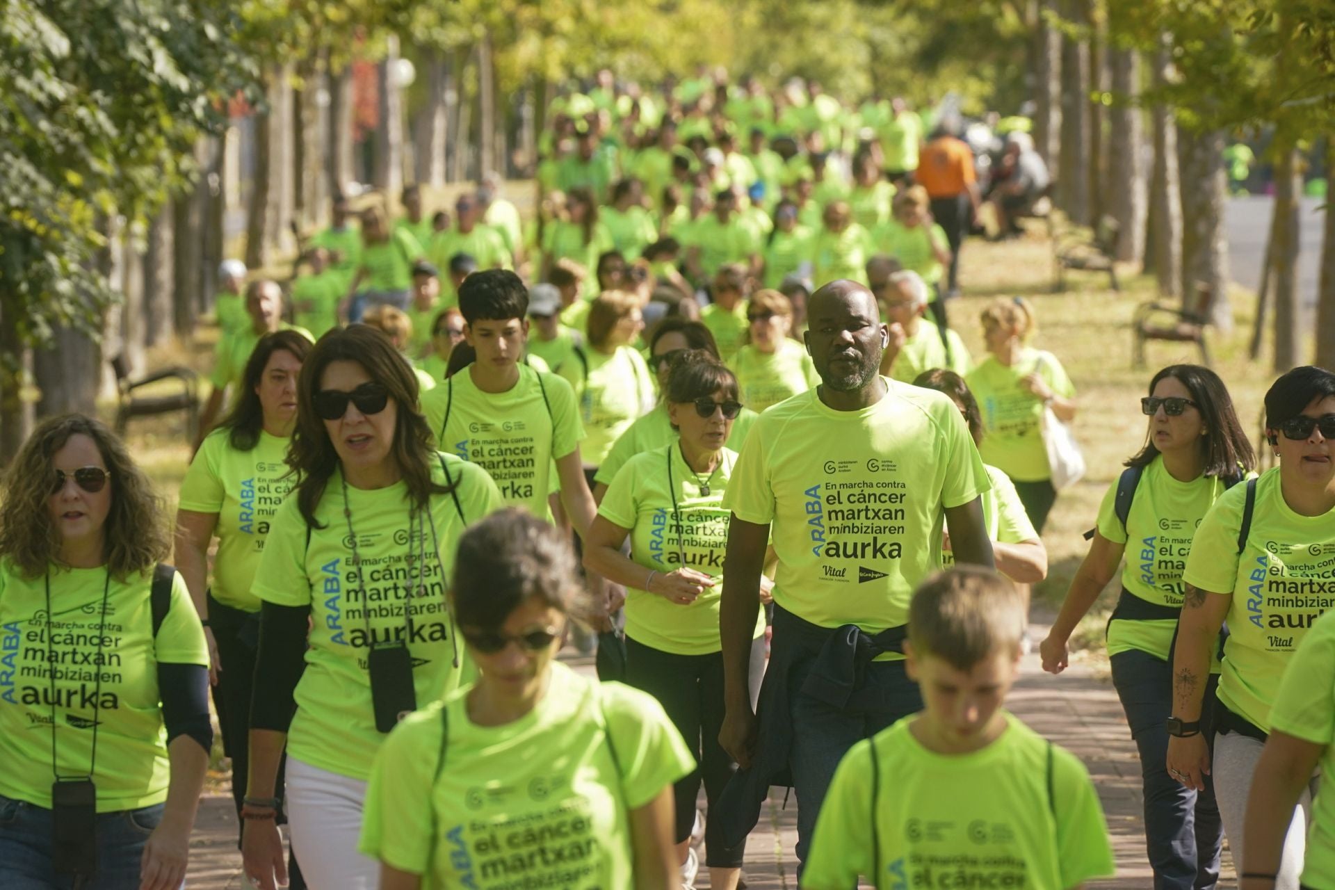 La marea verde contra el cáncer toma Vitoria