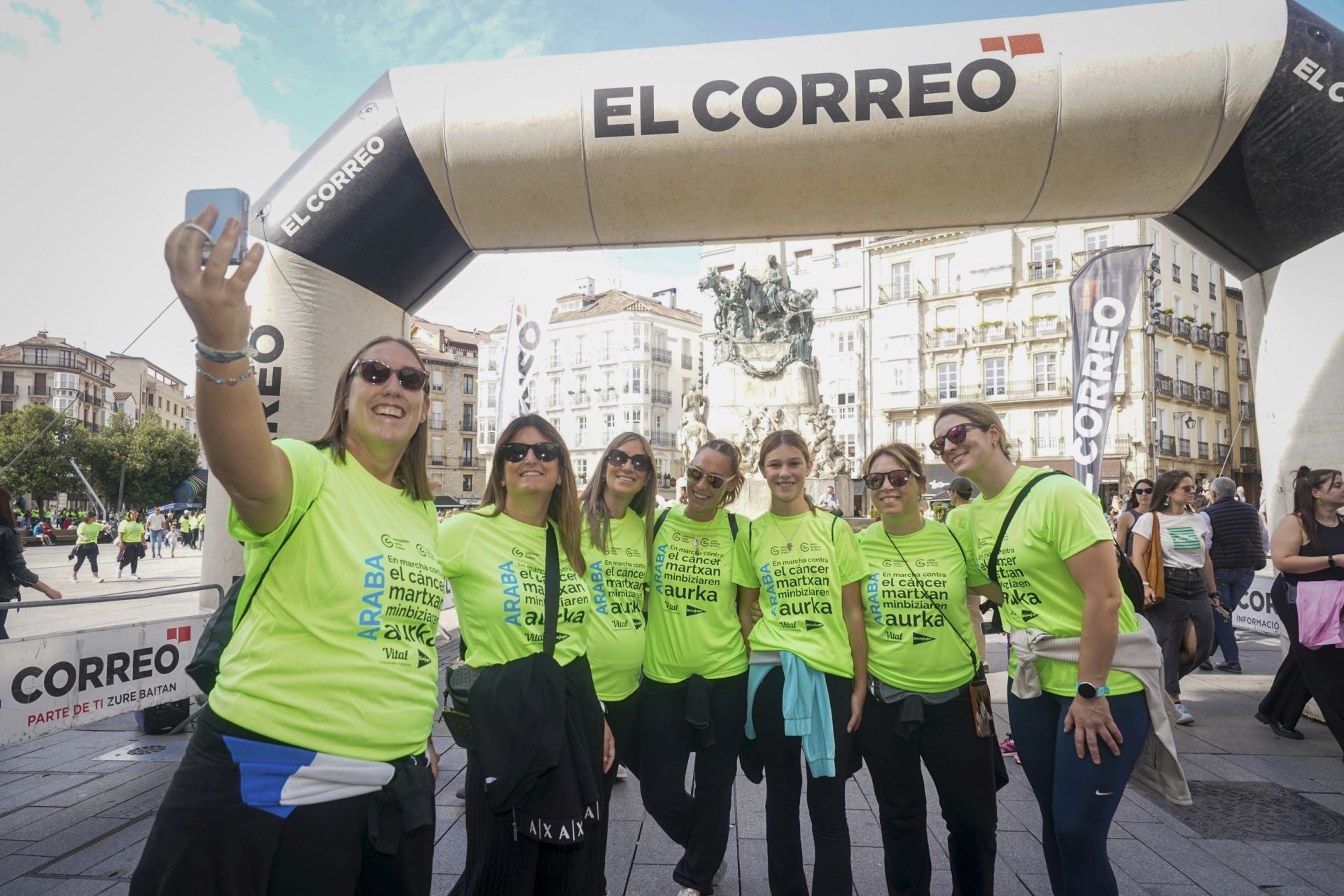 La marea verde contra el cáncer toma Vitoria