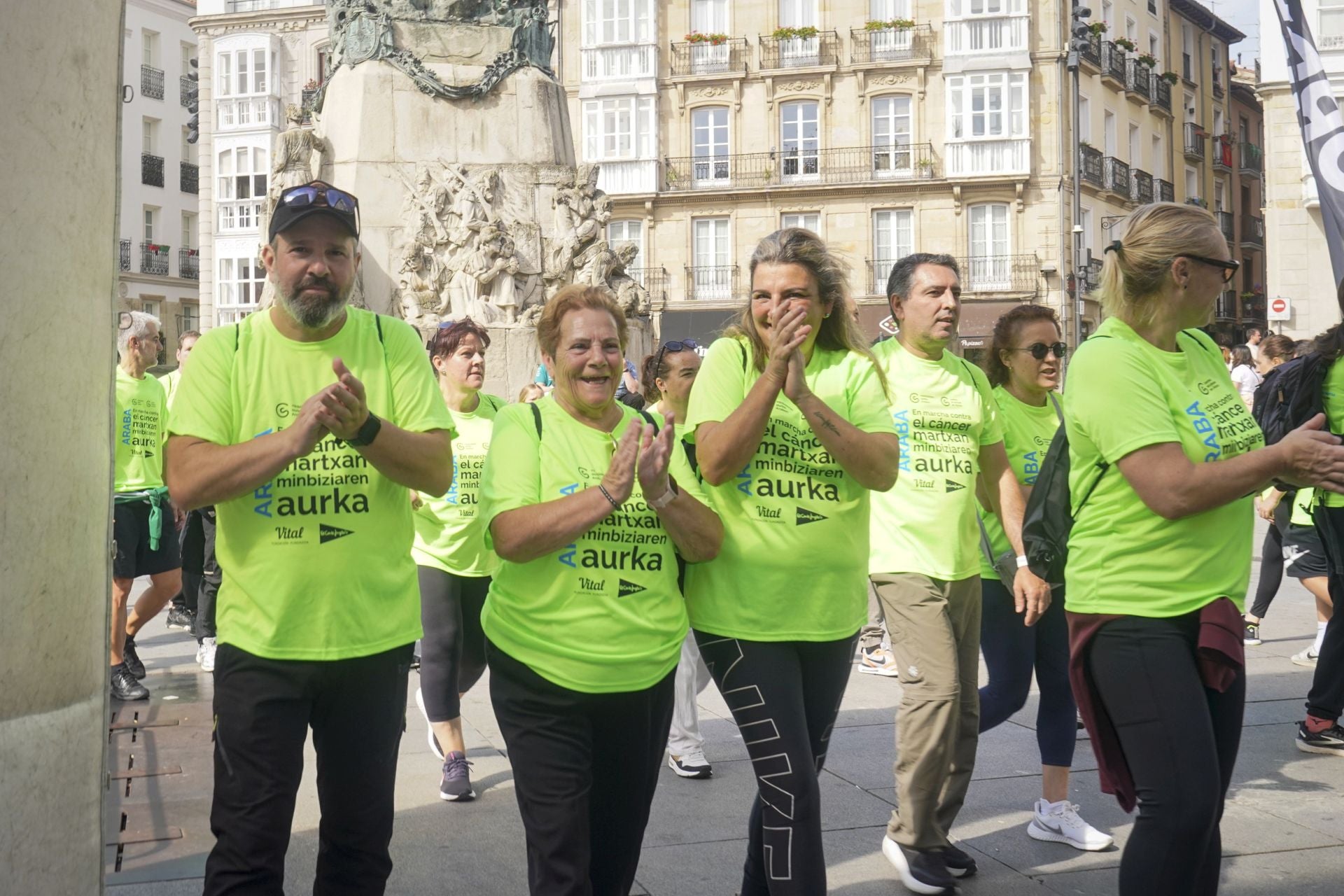 La marea verde contra el cáncer toma Vitoria
