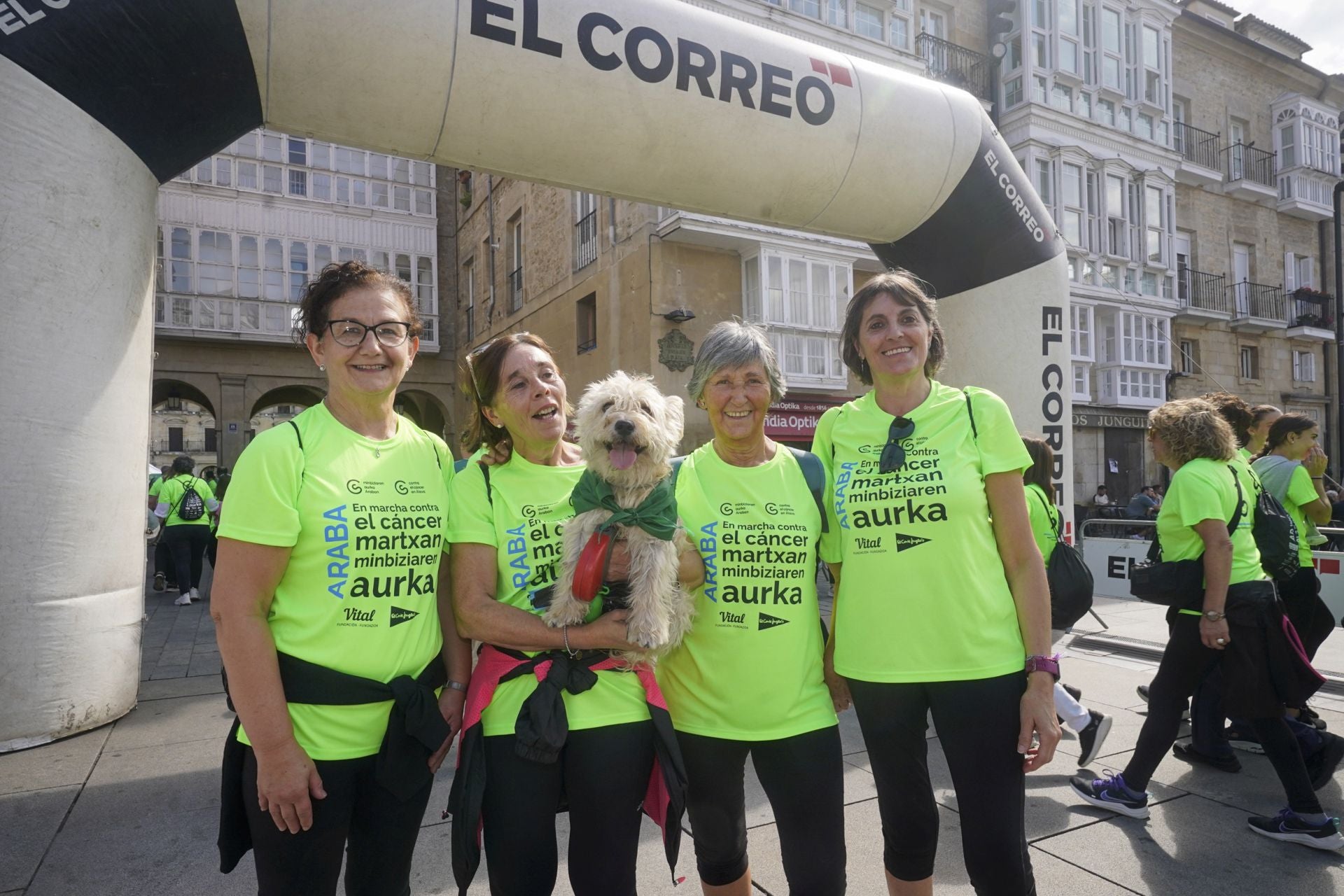 La marea verde contra el cáncer toma Vitoria