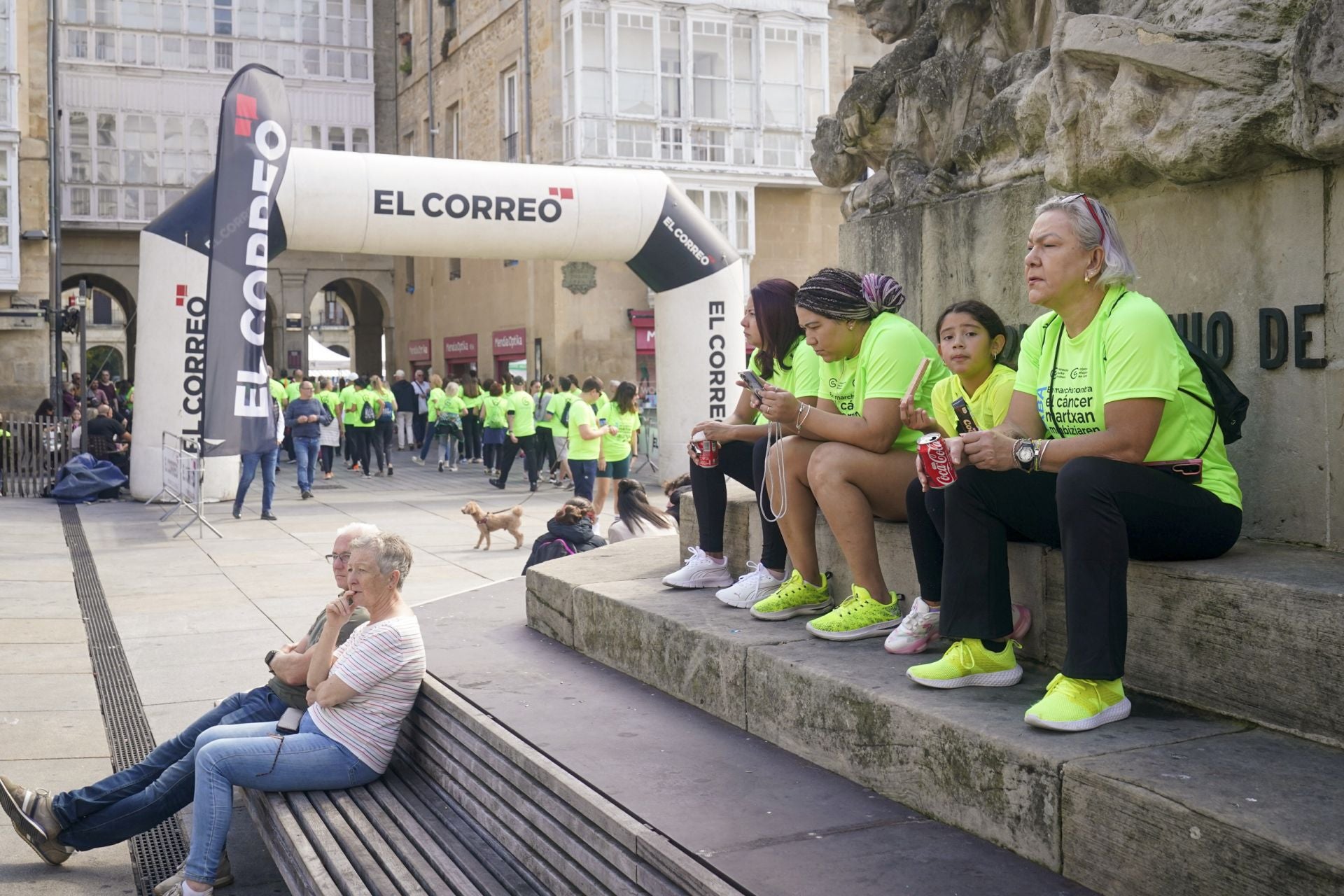 La marea verde contra el cáncer toma Vitoria