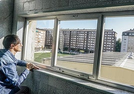 Manolo López, director del colegio, observa las placas en el polideportivo.