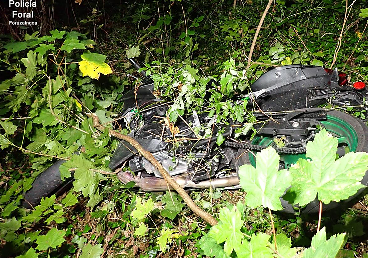 Fallece un motorista al salirse de la vía y chocar con un árbol en Baztán