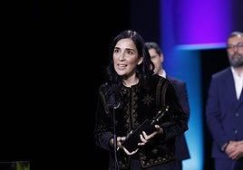 La realizadora Alauda Ruiz de Azúa tras recibir la Concha de Oro