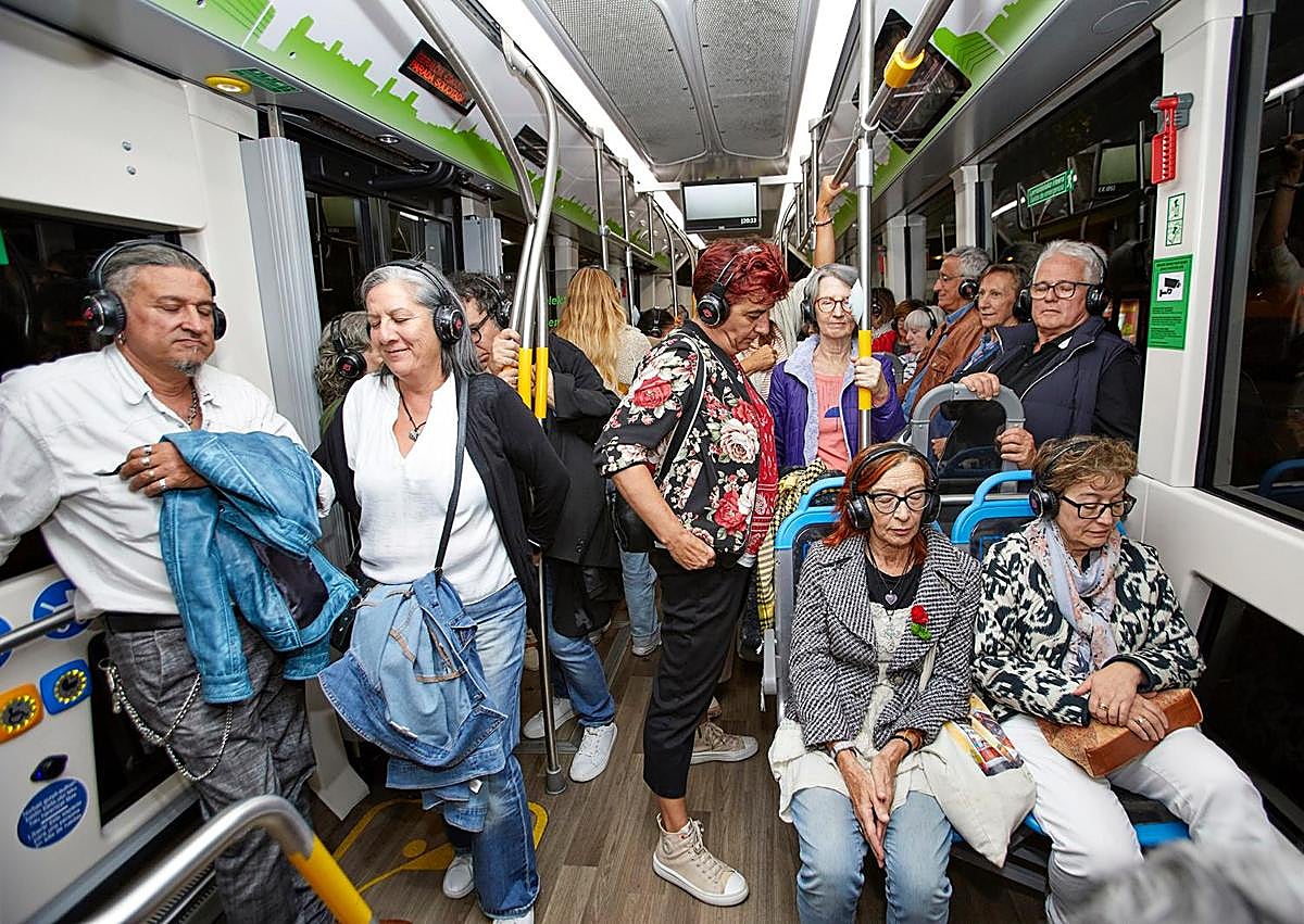 Imagen secundaria 1 - Imágenes de 'Algo muy tocho', de Pez Limbo, y de la propuesta inmersiva 'Máquina mística'.