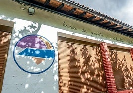 Exterior del edificio de las antiguas escuelas de Bernedo, sede durante décadas del polémico campamento.