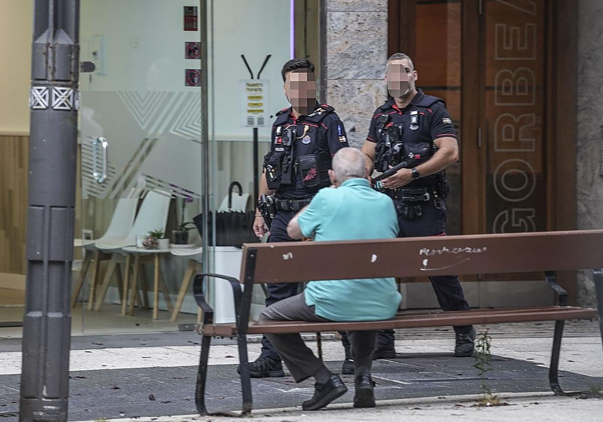 Detienen a tres hombres en Vitoria por dos robos con violencia en un parque y en la calle