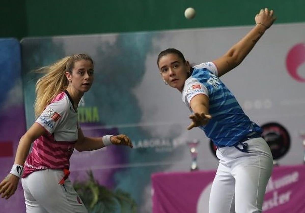 Enara Gaminde se coloca para soltar la derecha ante la mirada de Bergara.