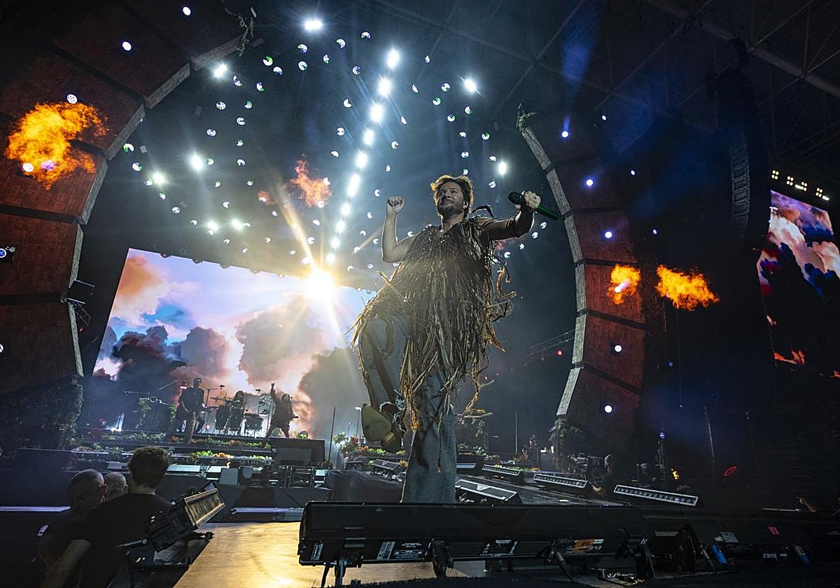 Manuel Carrasco sobre el escenario de Miribilla.