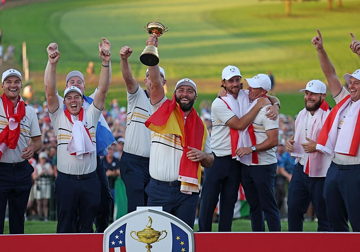 Jon Rahm levanta la Ryder junto al resto de sus compañeros.