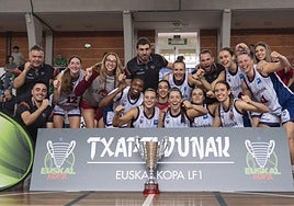 Las jugadoras del Lointek y su cuerpo técnico, con el trofeo.