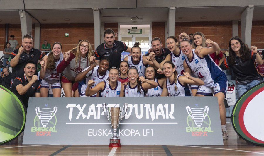 Las jugadoras del Lointek y su cuerpo técnico, con el trofeo.