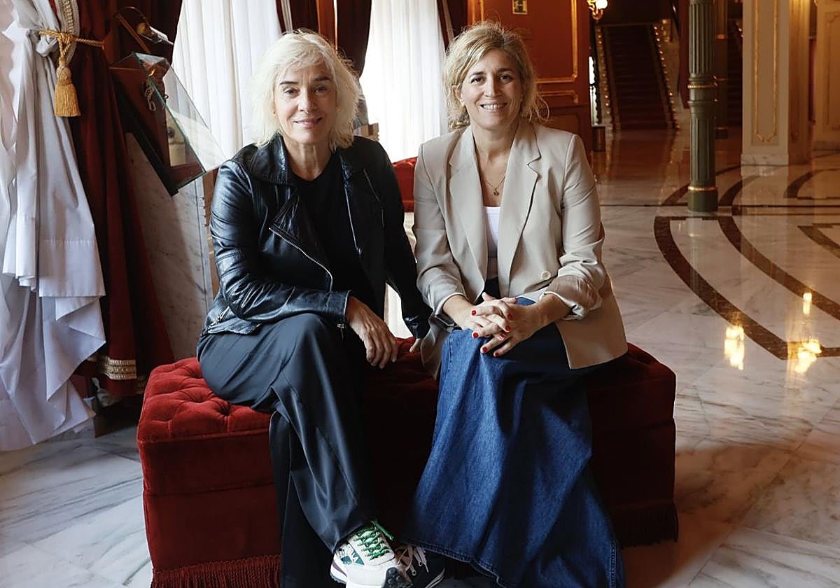 La actriz Anabel Alonso con la directora de la obra y además su esposa, Heidi Steinhardt.