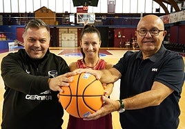 Lucas Fernández, técnico del Lointek Gernika, Ane Olaeta, una de las bases del equipo, y Gerardo Candina, su presidente.