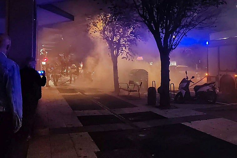 Arden dos contenedores en la calle Gorbea de Vitoria