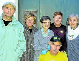 Los mayores de Lekeitio han trabajado en auzolan para mejorar la ermita de Santa Elena.