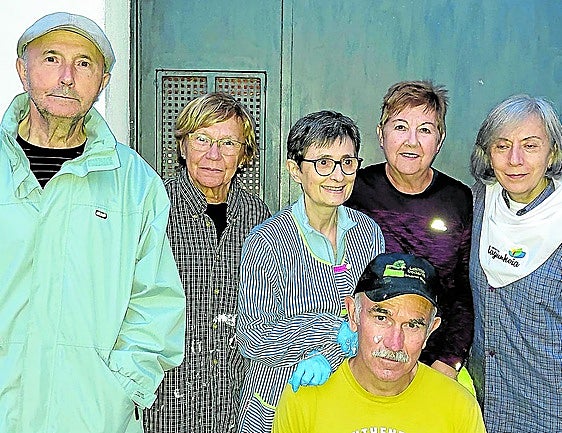 Los mayores de Lekeitio han trabajado en auzolan para mejorar la ermita de Santa Elena.