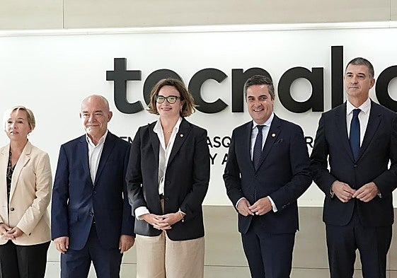 La diputada general, los consejeros vascos de Industria y Ciencia, la responsable foral de Promoción Económica y el CEO de Tecnalia en la presentación del laboratorio cuántico.