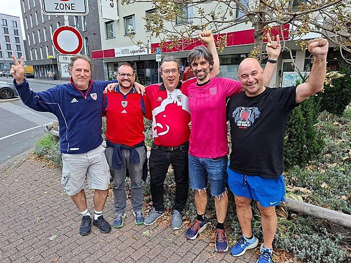 Gintxo, Rober, Josu, Jon y Peter, con camisetas del Athletic, posan delante del hotel en el que se hospedan en Dortmund.
