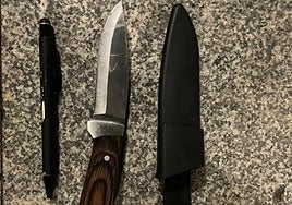Los dos cuchillos utilizados por los menores.
