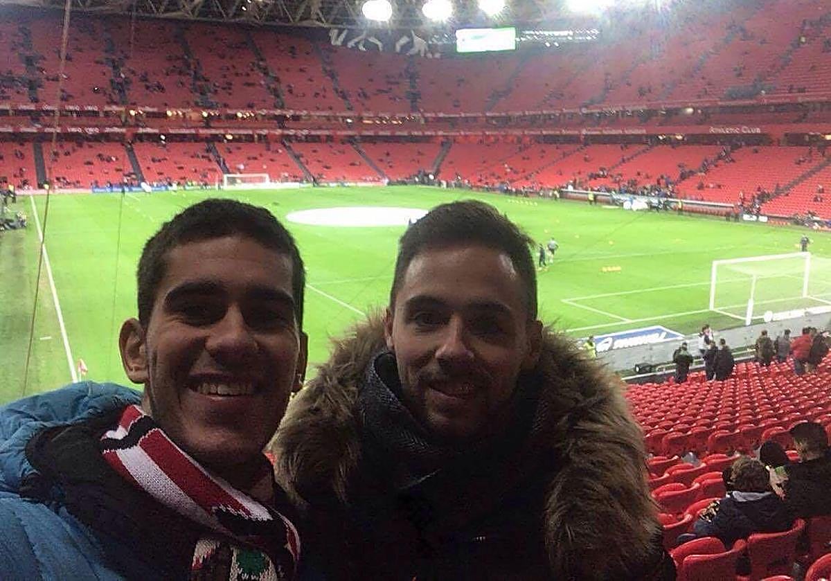 Simon, a la derecha, con Aitor, en San Mamés.