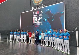 Pelotaris participantes en el Serie A del Cuatro y Medio junto con los patrocinadores.