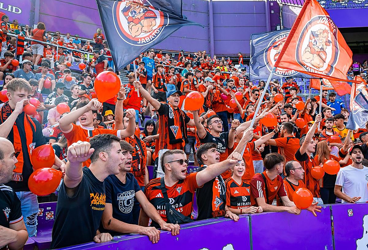 Hinchas mirandesistas, en Valladolid en 2024.