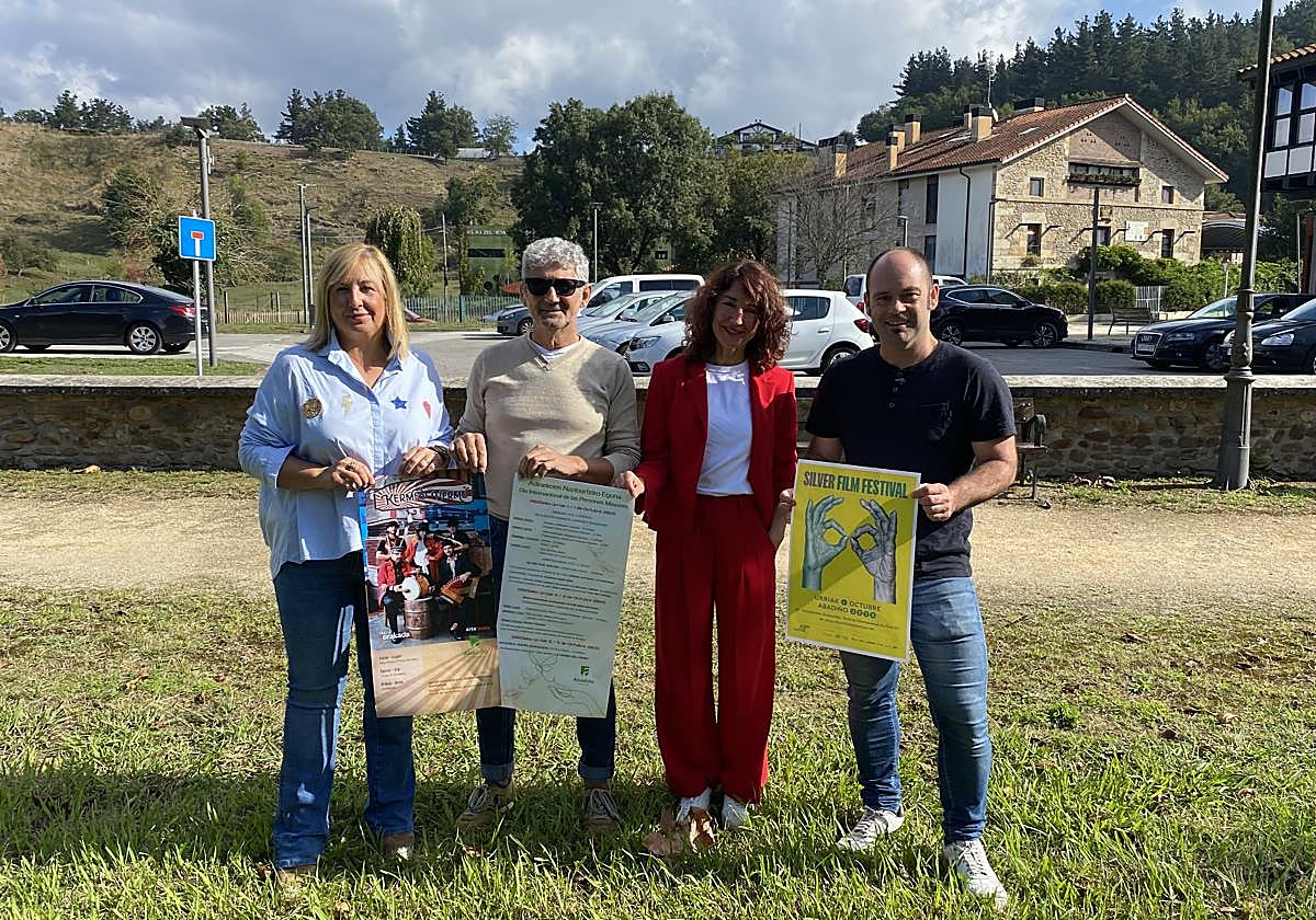 Edurne Maguregi, concejala de Bienestar Social; Alex Díaz, director de la compañía de Teatro Gorakada; Marian Gerrikabeitia, directora del Silver Film Festival y Mikel Urrutia, alcalde de Abadiño.