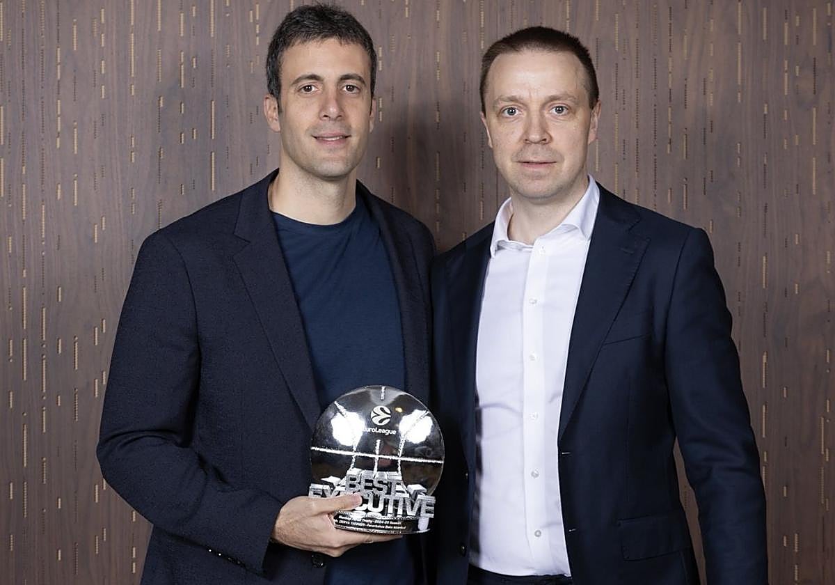 Motiejunas le entrega el premio de mejor ejecutivo al dirigente del Fenerbahce, Derya Yannier.