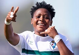 Opa Clement sonríe plena de felicidad tras abrir su cuenta anotadora con el gol que reportó la victoria.