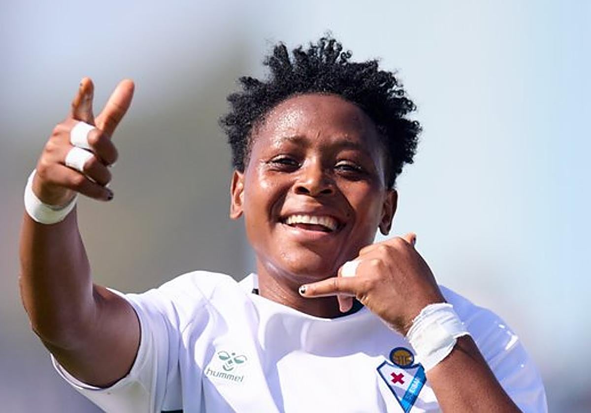 Opa Clement sonríe plena de felicidad tras abrir su cuenta anotadora con el gol que reportó la victoria.