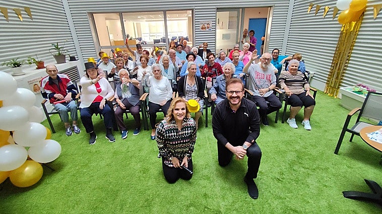 La visita sorpresa de Pimpinela a una residencia de Bilbao