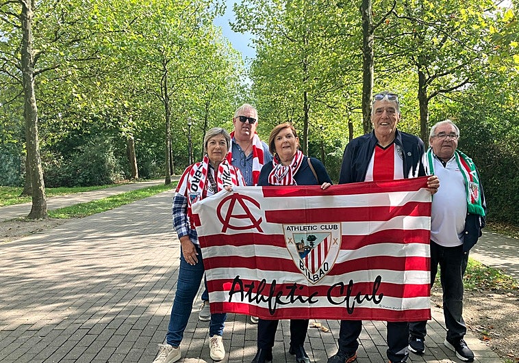 La avanzadilla de la peña Piru Gainza en Dortmund.
