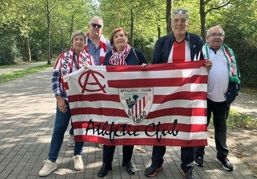 La peña que viaja desde hace 30 años con el Athletic por Europa ya está en Dortmund: «Venimos a ganar»