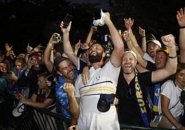 El de Barrika celebra exultante la victoria de Europa con la afición en Bethpage, Nueva York.