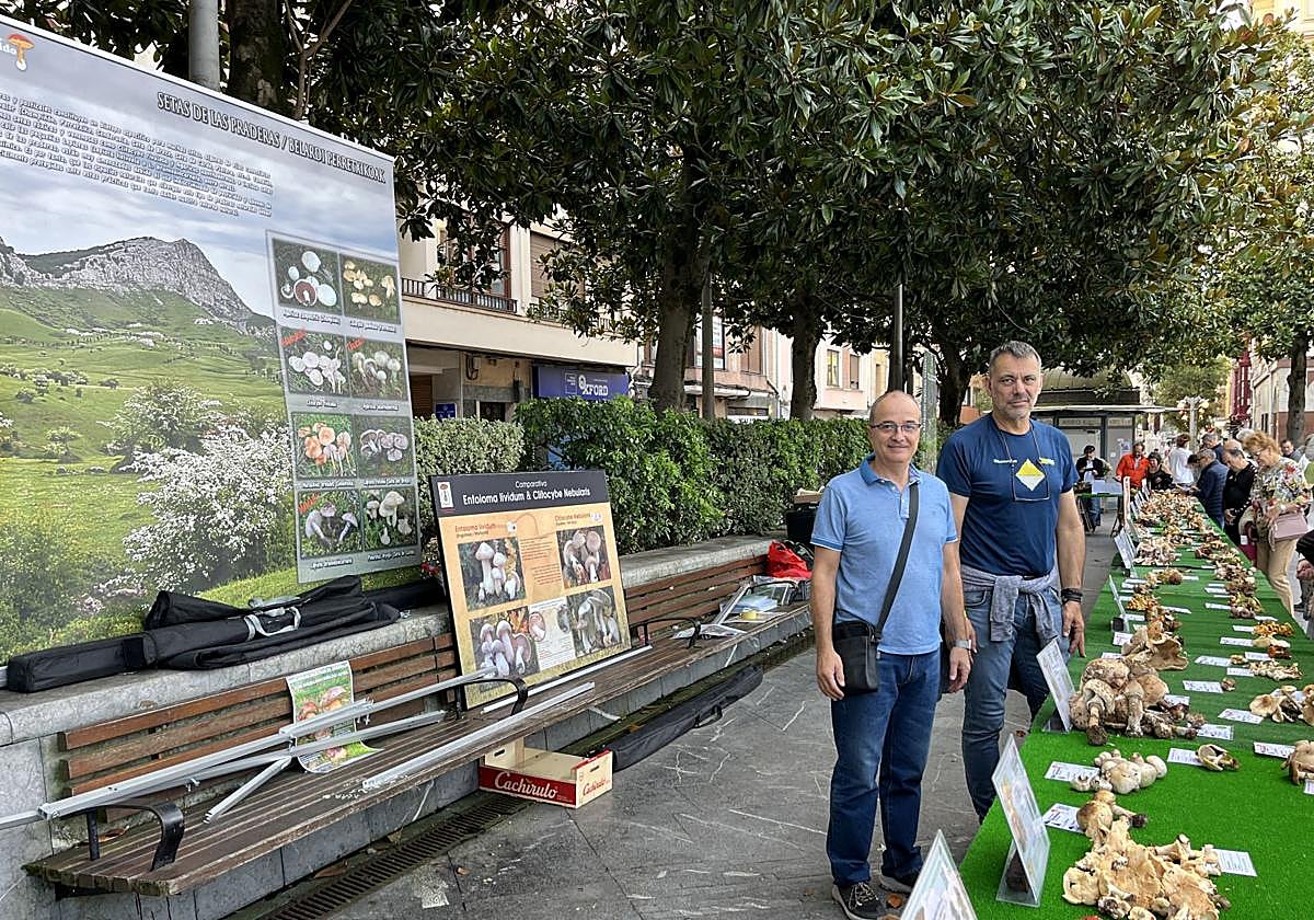 Carlos Aranda y José Antonio Muñoz en una de las numerosas muestras didácticas que suelen realizar en la Herriko Plaza.