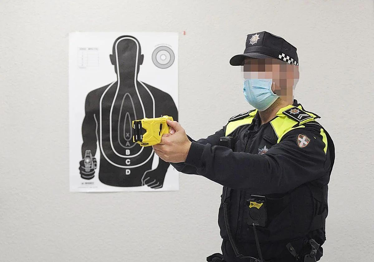 Sindicatos de la Policía Municipal de Bilbao piden que se dote a los agentes de taser ante la «deriva violenta»