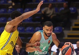 Cabarrot trata de superar a un rival.