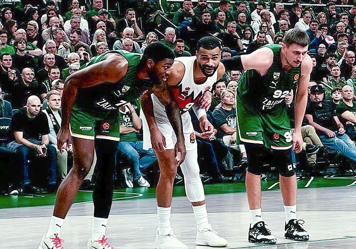 Cabarrot espera el rebote en un tiro libre entre dos rivales.