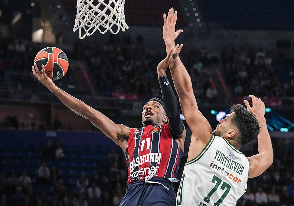 Trent Forrest entra a canasta ante la oposicion de Yurtseven.