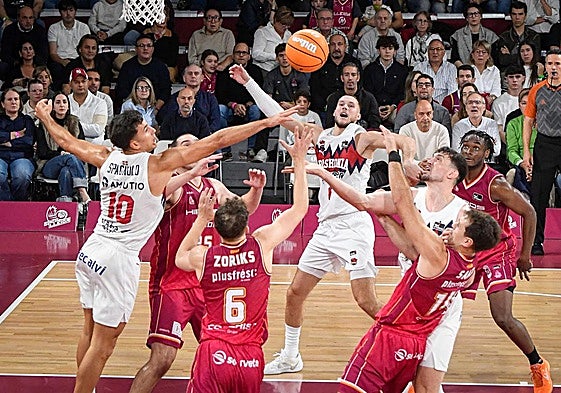 El Baskonia despierta tarde y a medias