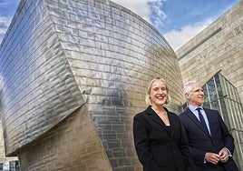 Miren Arzalluz y Juan Ignacio Vidarte posan en el exterior del Guggenheim para escenificar el traspaso de poderes, el 3 de marzo.