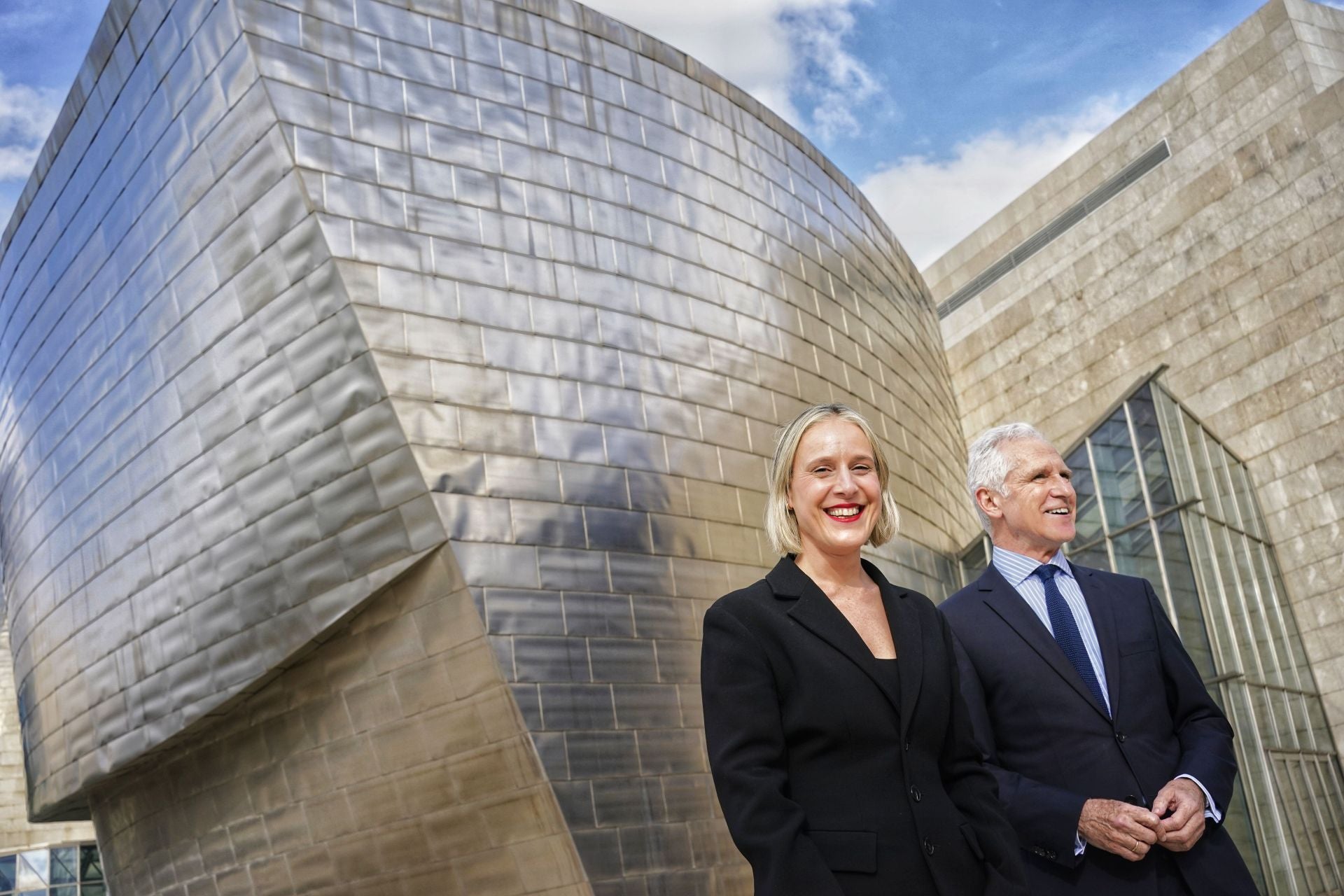 Miren Arzalluz y Juan Ignacio Vidarte posan en el exterior del Guggenheim para escenificar el traspaso de poderes, el 3 de marzo.
