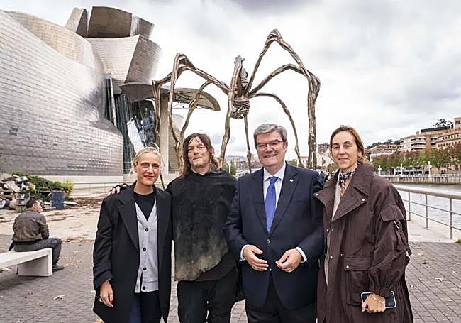 En el rodaje de 'The Walking Dead' en el exterior del museo con el actor Norman Reedus, el alcalde de Bilbao, Juan Mari Aburto, y la concejala Kontxi Claver.