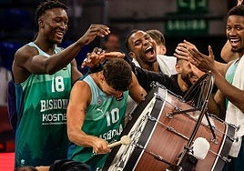 Spagnolo toca el bombo del MVP aplaudido por sus compañeros.