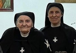 Sor Isabel (a la izquierda), junto con la hermana Virgina, que continuará al cuidado del monasterio y su hospedería.