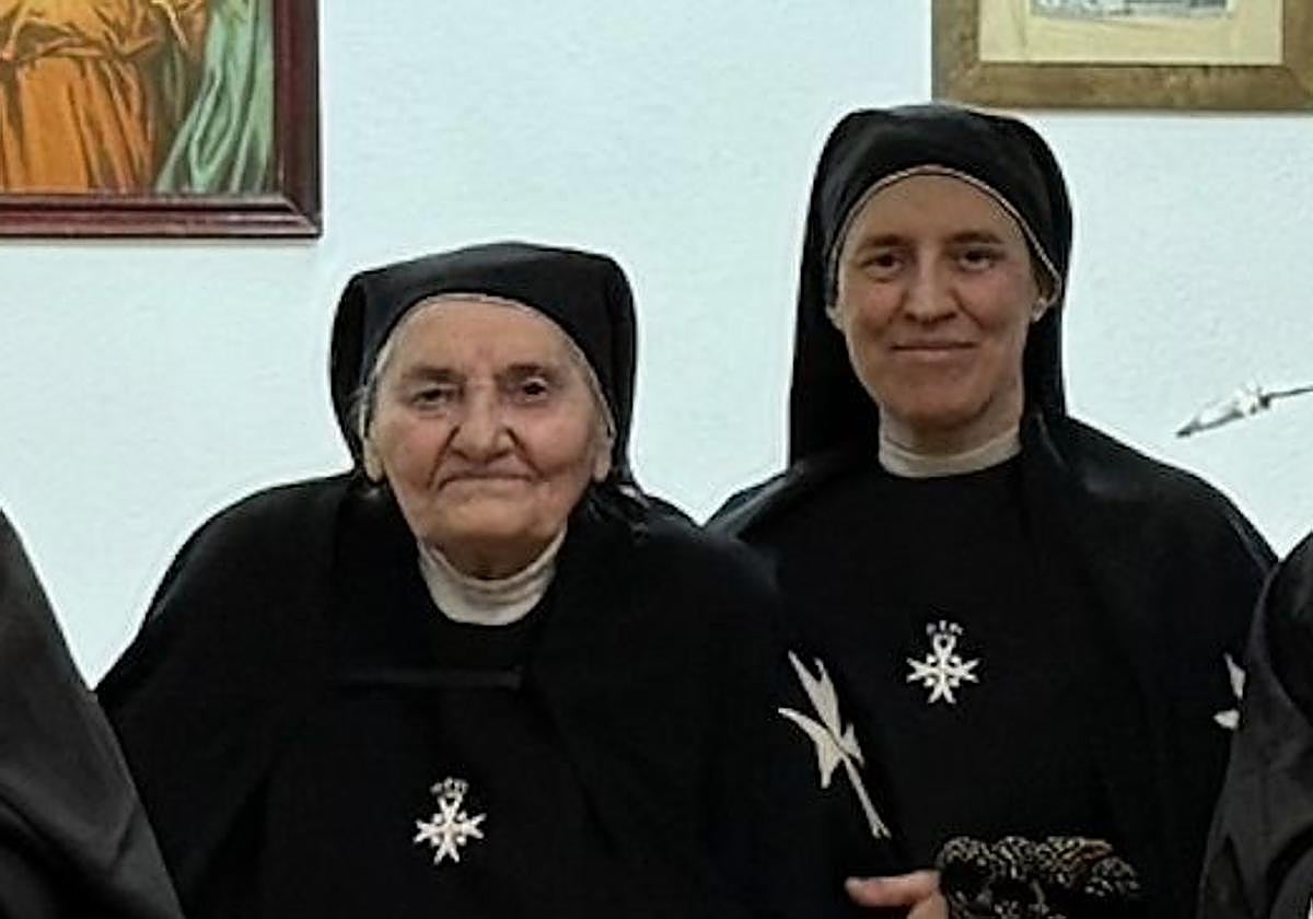 Sor Isabel (a la izquierda), junto con la hermana Virgina, que continuará al cuidado del monasterio y su hospedería.