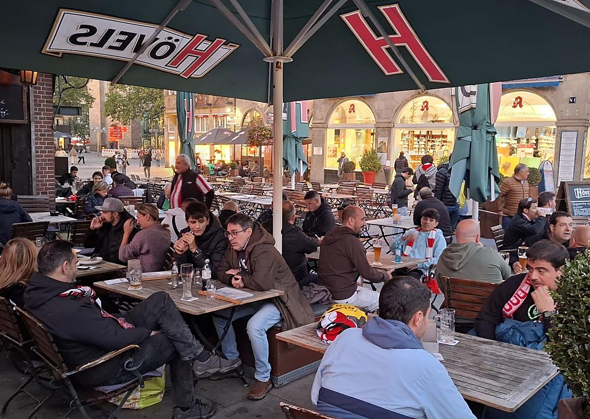 Imagen secundaria 1 - La afición del Athletic se hace fuerte en Dortmund