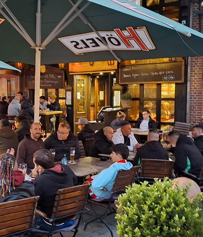 Imagen secundaria 2 - La afición del Athletic se hace fuerte en Dortmund