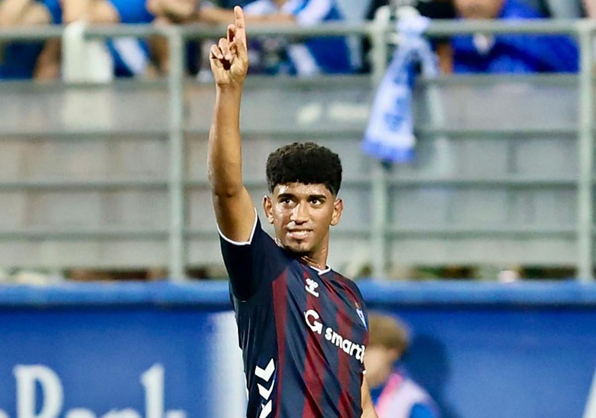 El joven atacante bilbaíno levanta el brazo tras marcar su primer gol como azulgrana.